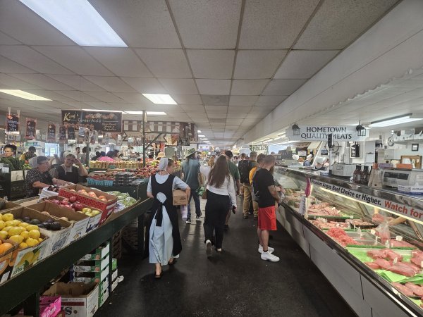 Amiši na tržnici prodaju plodove lokalnih farmi 