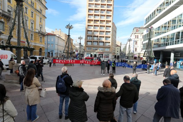 Rijeka: Prosvjed 'Spasimo hrvatsku kulturu!' na Jadranskom trgu