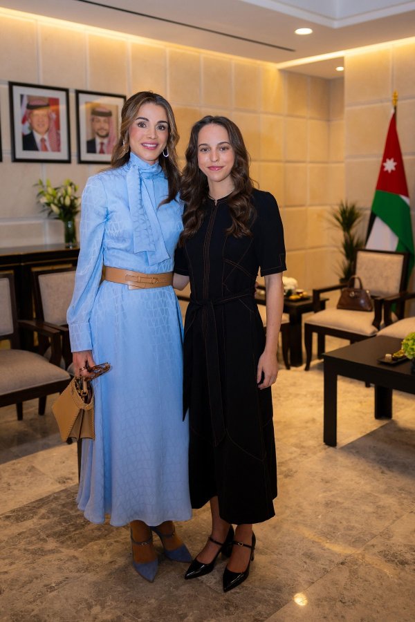 Princeza Salma nosi haljinu kraljice Ranije i teško je odlučiti kojoj bolje stoji