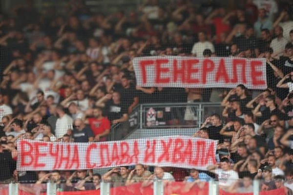 Skandal i sramota u Češkoj: Delije veličale Ratka Mladića, Crvena zvezda objavila fotografiju poruke