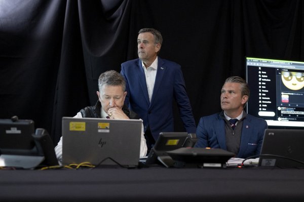 Dan Caine, John Ratcliffe (u sredini), Pete Hegseth (desno)