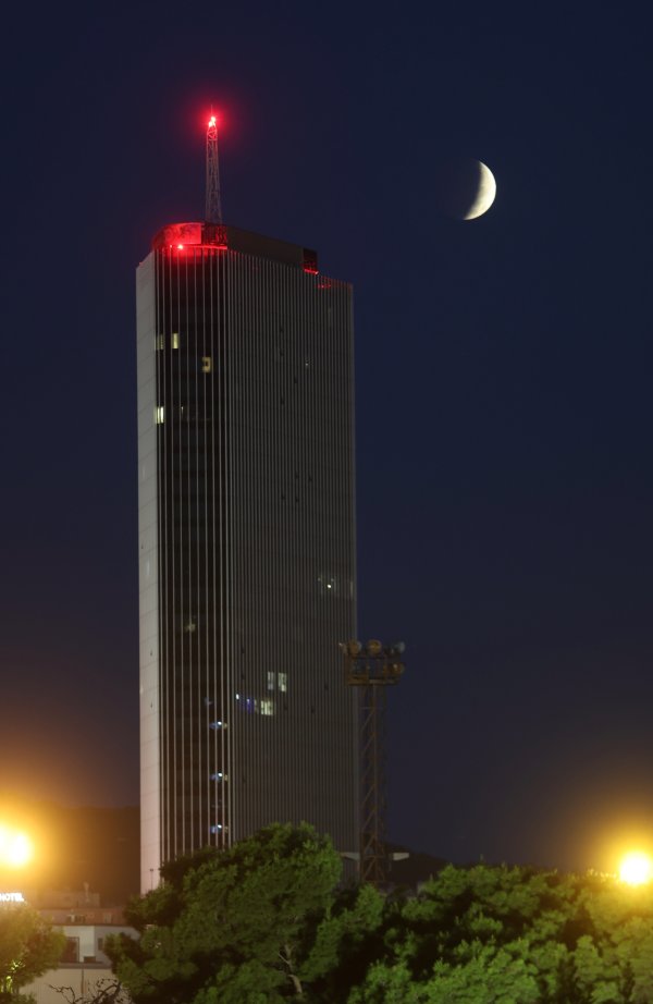 Djelomična pomrčina Mjeseca iznad Splita
