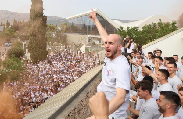 Hajdukovi igrači dočekani na Poljudu, navijači pjevali 'Gazi purgere'