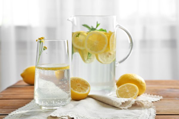 Osim što podržava regeneraciju kože, vitamin C u limunu pomaže i u smanjenju oticanja ili upala