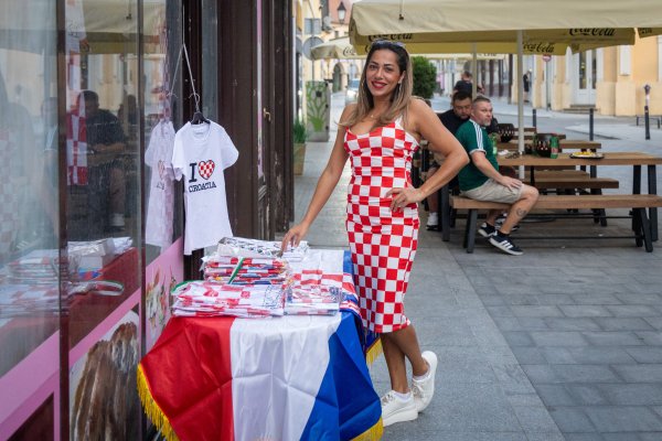 Vukovar dočekuje Thompsonovu publiku uz zastave i stihove na baroknim stupovima: Pogledajte atmosferu