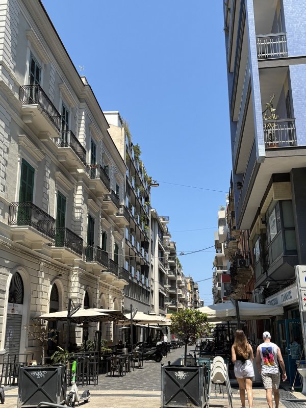 Terase restorana i kafića u jednoj od živopisnih pješačkih ulica novijeg centra Barija