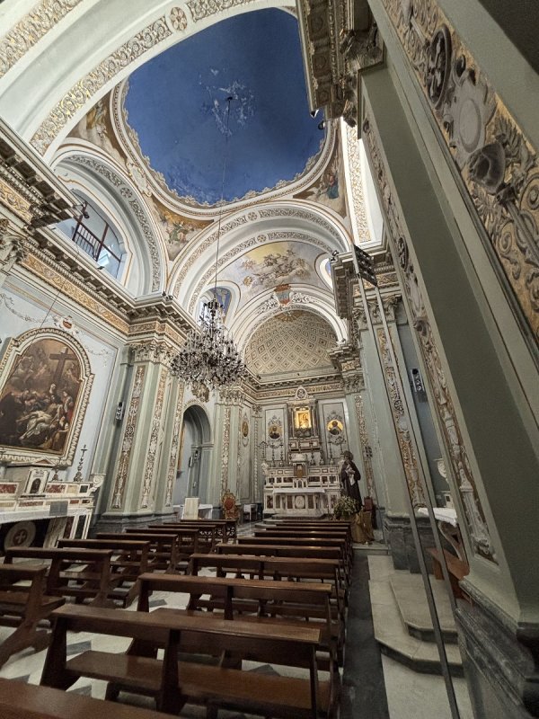 U labirintu ulica Starog grada Barija skrivena je crkva Santa Maria del Carmine, čija skromna kamena fasada krije čudesan, raskošan barokni interijer pod kupolom plavom poput najljepšeg apulijskog neba