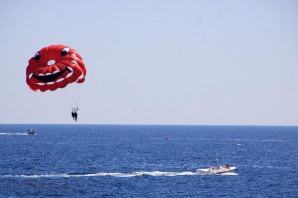 Helikopterska medicinska služba zbrinula je i teško ozlijeđenog turista u moru kod Orebića na kojega je naletio gliser
