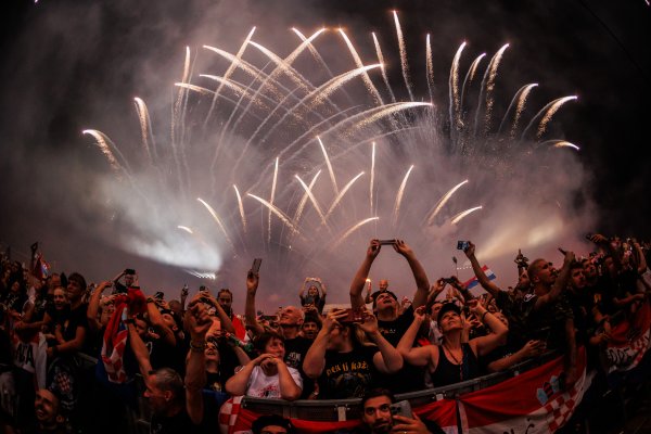 Vatromet i baklje na koncertu u Vukovaru