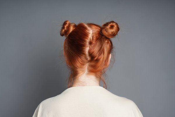 Space buns je frizura iz 90-ih koju je često nosila glumica Reese Witherspoon