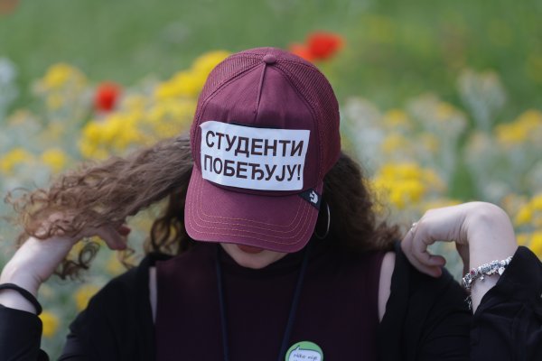 Natpis 'Studenti pobeđuju'