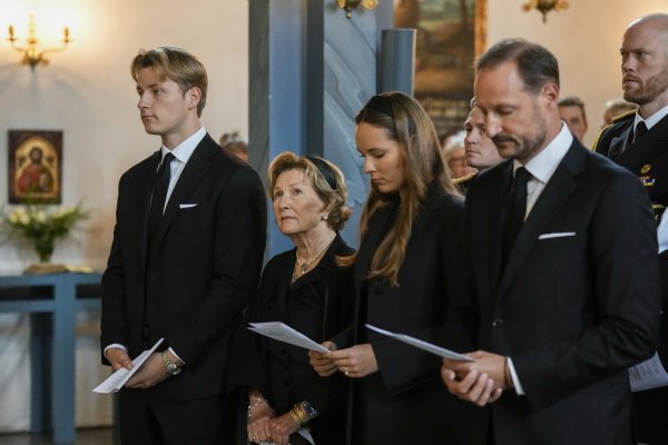 Norveška oplakuje kralja Haralda V.: Kraljevska obitelj prisustvovala misi u Askeru