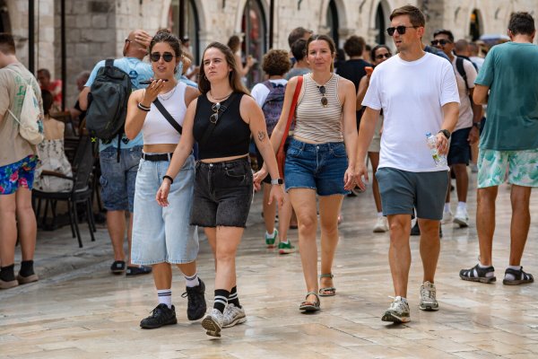 Turisti šetali Stradunom
