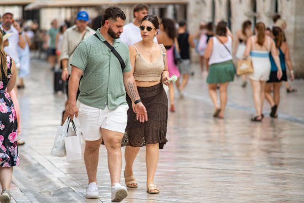 Turisti šetali Stradunom
