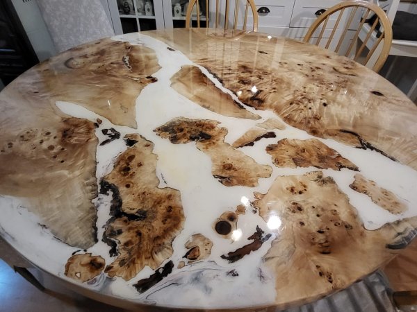 Stol od epoxy smole