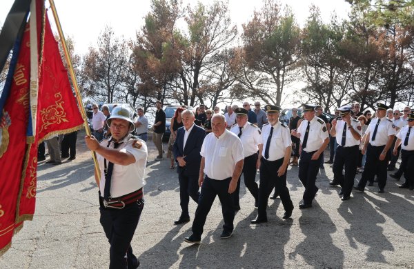 Omiš se oprostio od vatrogasnog heroja Drage Lelasa, život je posvetio pomaganju drugima