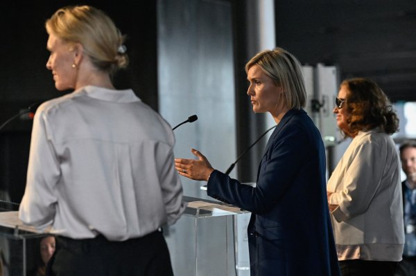 Ministrica vanjskih poslova Islanda Thorgedur Katrin Gunnarsdottir, premijerka Kristrun Frostradottir i predsjednica Islandske narodne stranke Inga Saeland objavljuju odluku na referendumu