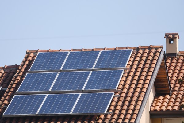 Dobre vijesti za građane: Stižu poticaji za kupovinu električnih automobila i ugradnju solarnih panela