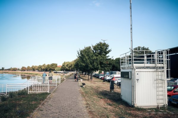 Slavonskobrodsko šetalište pored Save uz mjernu postaju