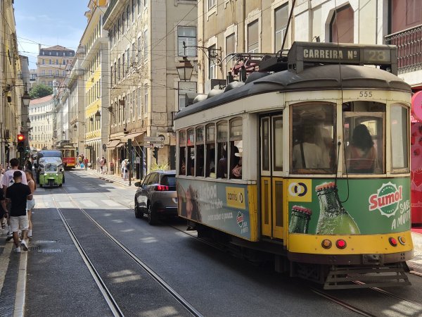 Stari tramvaji, tuk-tukovi i ulice pune turista