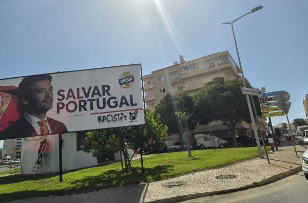 Billboardi najjače desne oporbene stranke Chega uredno su išarani porukama poput 'Rasist' ili 'Salazar'