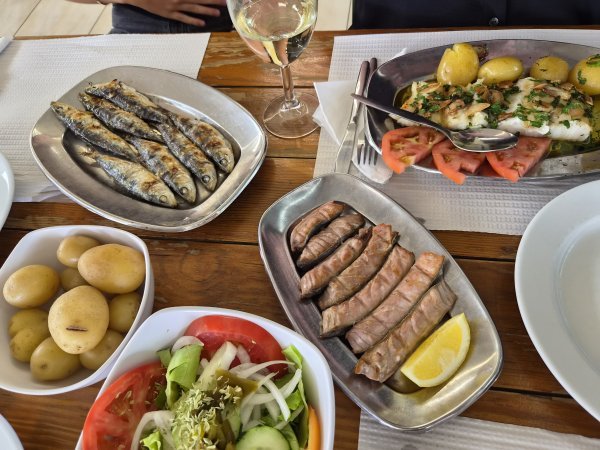 Izdašan portugalski ručak - srdela, tuna i bakalar - s pićem za tri osobe stane u okvir od šezdesetak eura