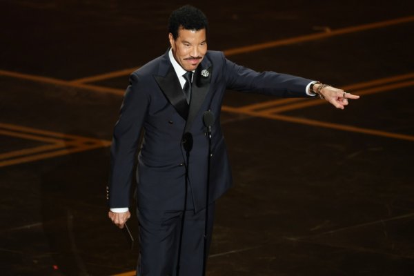 Nakon tri dana na intenzivnoj njezi legendarni Lionel Richie vratio se kući