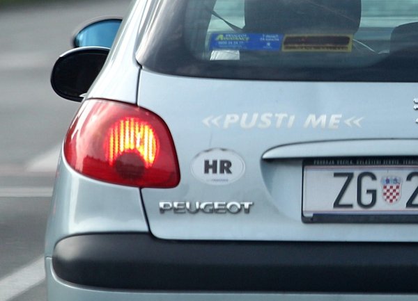 Mnogi hrvatski vozači ovo ne znaju: Evo kada morate imati HR naljepnicu na automobilu