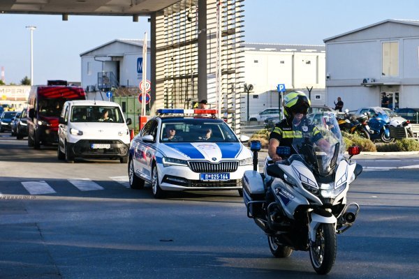 Policijska kolona s tijelom Ratka Mladića
