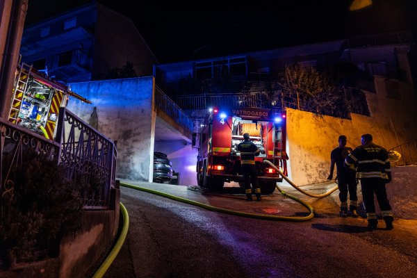 Još uvijek gori kod Perkovića: Vatrogasci dežurali cijelu noć, ali nisu savladali požar