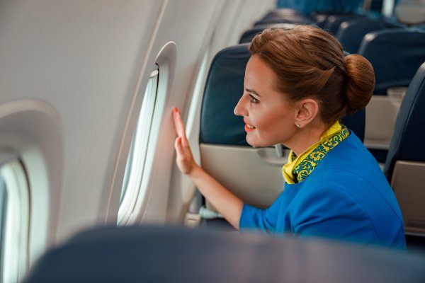 U slučaju hitne evakuacije, otvoreni prozori pomažu stjuardesama procijeniti s koje je strane zrakoplova sigurno otvoriti izlaze