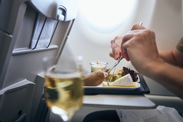 Zašto hrana u avionu ima drukčiji okus i koje namirnice najbolje 'funkcioniraju' na velikim visinama?