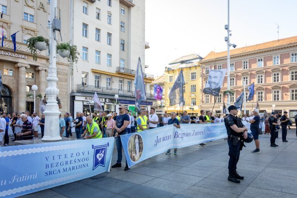 Prosvjed molitelja na Trgu bana Jelačića