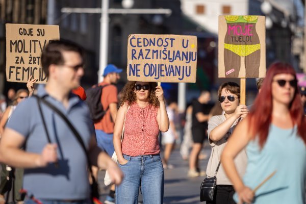 Prosvjed protiv molitelja, femicida i zabrane abortusa