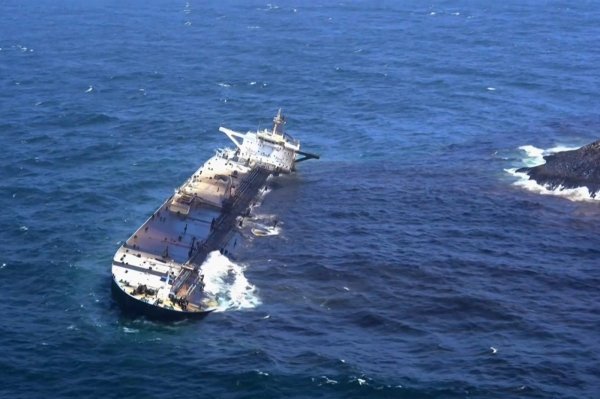 Četiri rakete pogodile iranski tanker kod ključnog otoka: 'Raznosimo ga u komadiće'