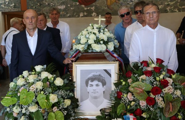 FOTO U Zmijavcima pokopan Ivan Gudelj: Pogledajte tko se došao oprostiti od legende Hajduka