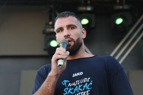 Plazibat napravio kaos na sučeljavanju: Odgurnuo protivnika, zaštitari intervenirali