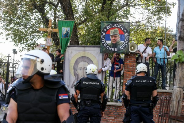 Policija je razdvajala povorku od prosvjednika s nacionalističkim i crkvenim obilježjima