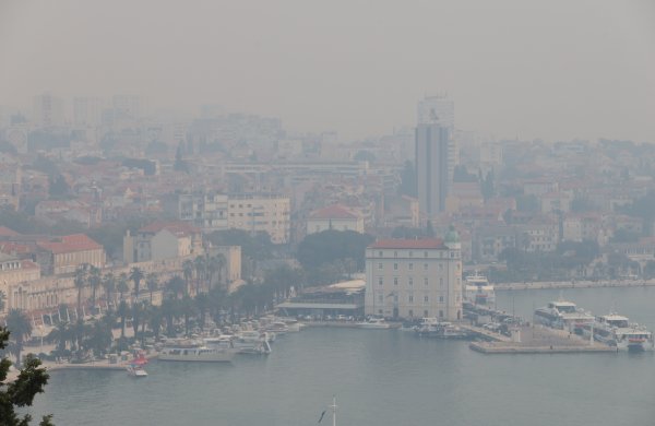 Split prekriven dimom zbog požara kod Tomislavgrada
