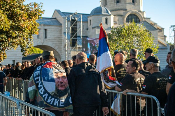 Tisuće su čekali u redu da bi prošli pored Mladićevog lijesa