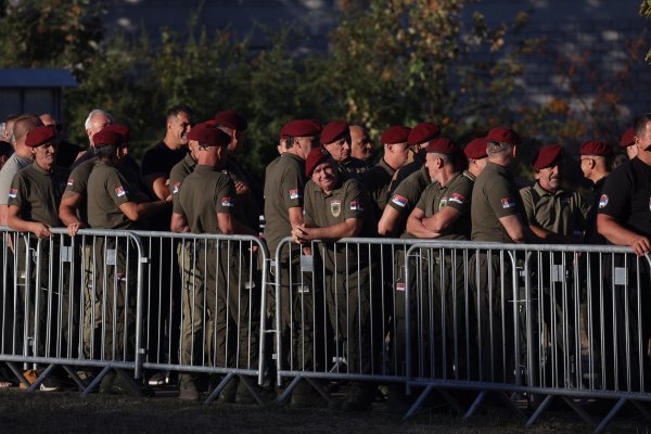 Crvene beretke na sprovodu Ratka Mladića