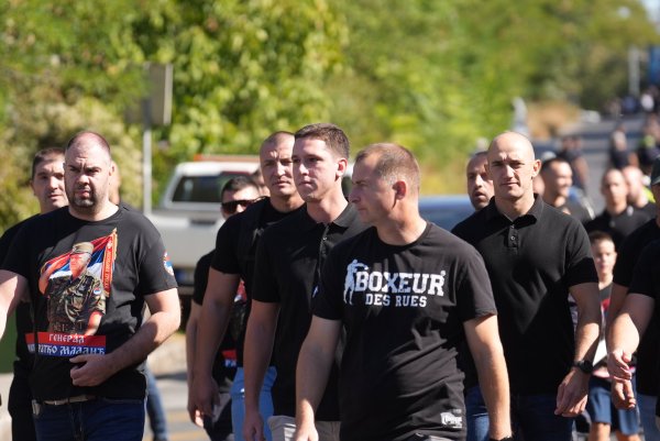 FOTO Vučićev sin došao se nakloniti Mladiću, pojavili se i drugi poznati