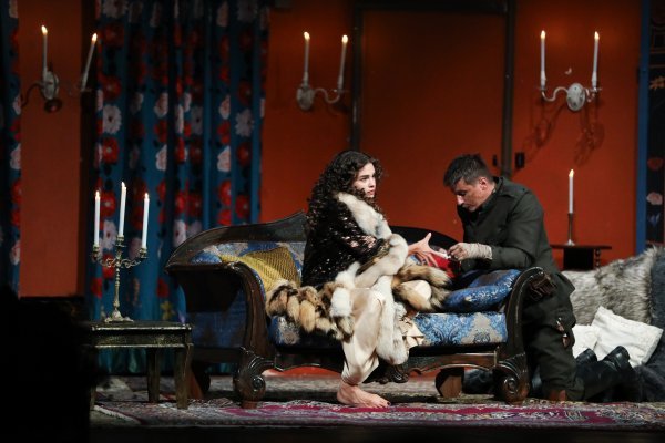 Oružje i čovjek, HNK