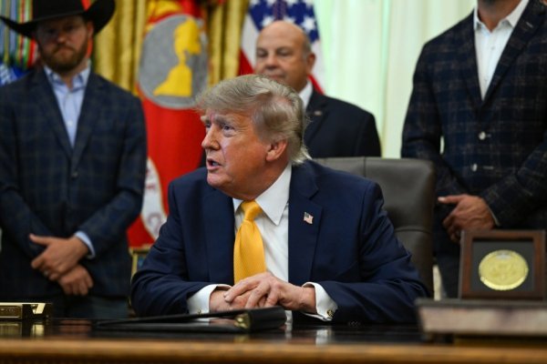Trump zaoštrava sukob s Kanadom: Zabranjen uvoz alkohola, motocikala i mliječnih proizvoda