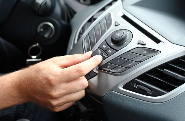 Primijetili ste da odjednom stišate radio dok vozite? Mozak tada radi upravo ovo
