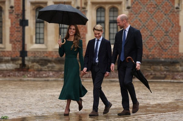 Budući kralj krenuo u novu školu: Princ George danas započeo školovanje na Etonu, stigao u pratnji Kate i Williama