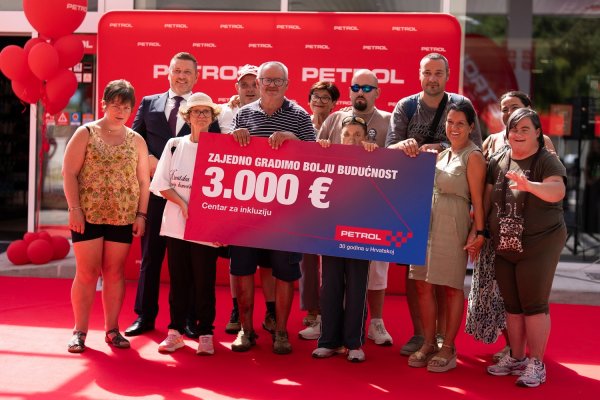 Član Uprave Petrola Hrvatska Niko Knez s korisnicima Centra za inkluziju