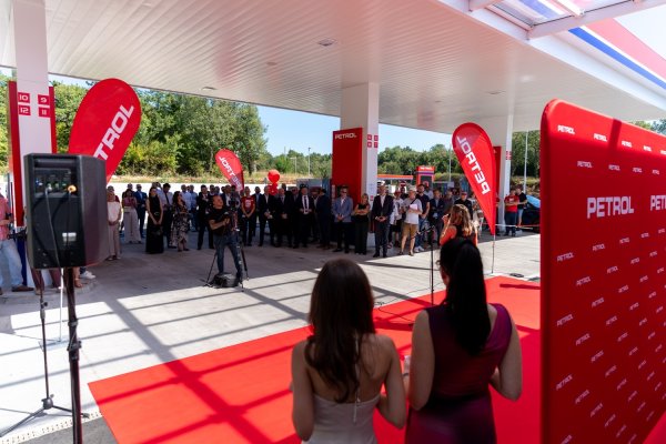 Uzvanici na svečanom otvorenju 600. prodajnog mjesta Petrola u Poreču