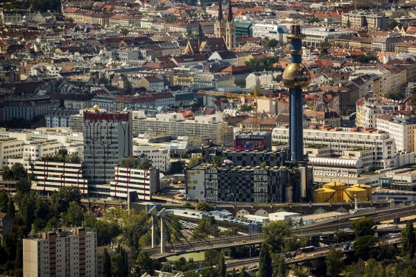 Spalionica Spittelau s panoramom Beča u pozadini