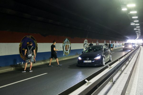 FOTO Vandali išarali murale hrvatskih postrojbi kod Vjesnika, Boysi ih krenuli obnavljati: Stvorio se prometni čep